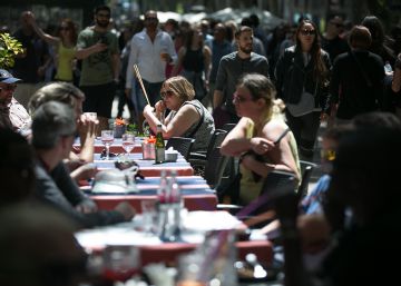Colau negocia amb ERC una rebaixa de la taxa de terrasses
