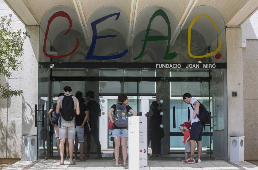 Porta d'accés a la Fundació Miró amb les lletres CEAC, Centre d'Estudis d'Art Contemporani.