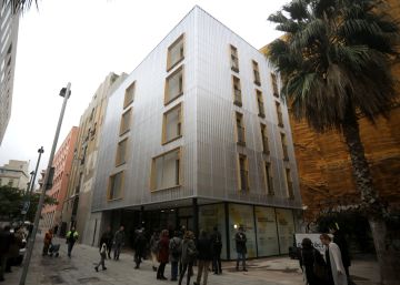 Barcelona estrena los primeros pisos sociales fabricados con contenedores de barco