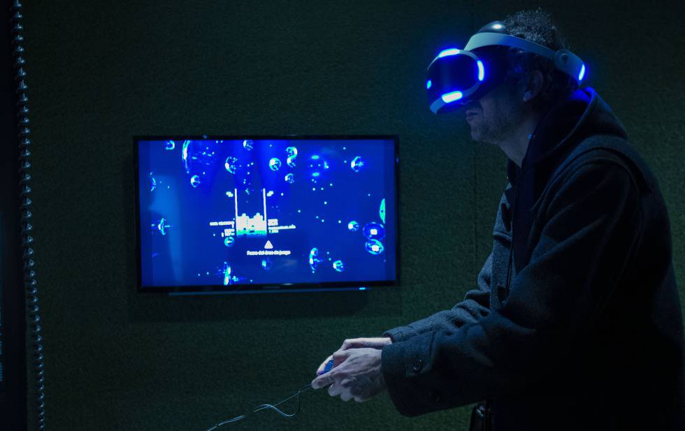 Un jugador de Tetris virtual, en l'exposició del CCCB.