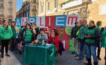 Activistes de la PAH, aquest dilluns a la plaça de Sant Jaume.