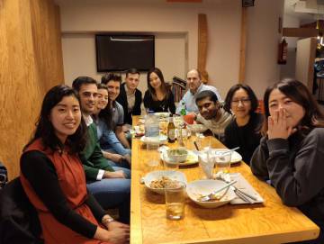 La joven Jihyun, primera a la izquierda, rodeada de su amigos en Valladolid tras terminar el curso de español.