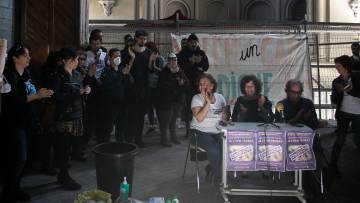 Veïns de Ciutat Vella ocupant la capella de la Misericòrdia.