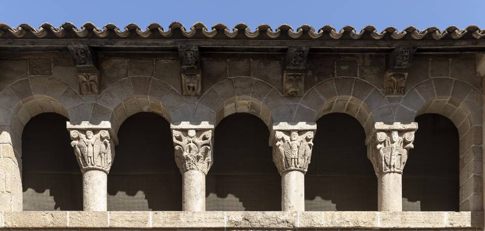 Quatre dels capitells de Santa Maria de Besalú que es conserven en el Conventet.