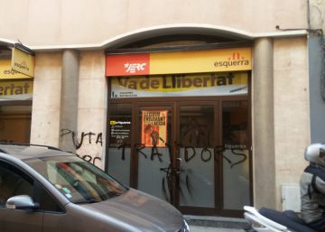 Los Mossos protegen las sedes de ERC ante posibles actos vandálicos tras su pacto con el PSOE Los Mossos protegen las sedes de ERC ante posibles actos vandálicos tras su pacto con el PSOE