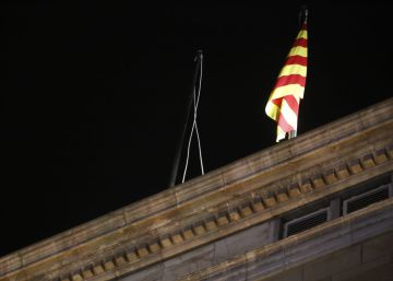 Miembros de la ANC arrían la bandera española del Palau de la Generalitat Miembros de la ANC arrían la bandera española del Palau de la Generalitat