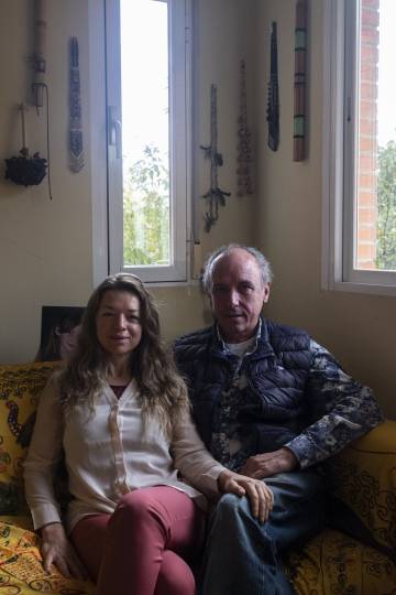 Alberto Varela, propietario y director de Inner Mastery International S.L.U y a su mujer Paula Carmona en su despacho dentro del centro que tienen en Madrid.