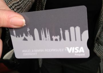 Barcelona agrupa les ajudes socials econòmiques en una sola targeta