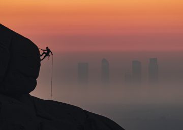 El cazador de la silueta de las Cuatro Torres de Madrid
