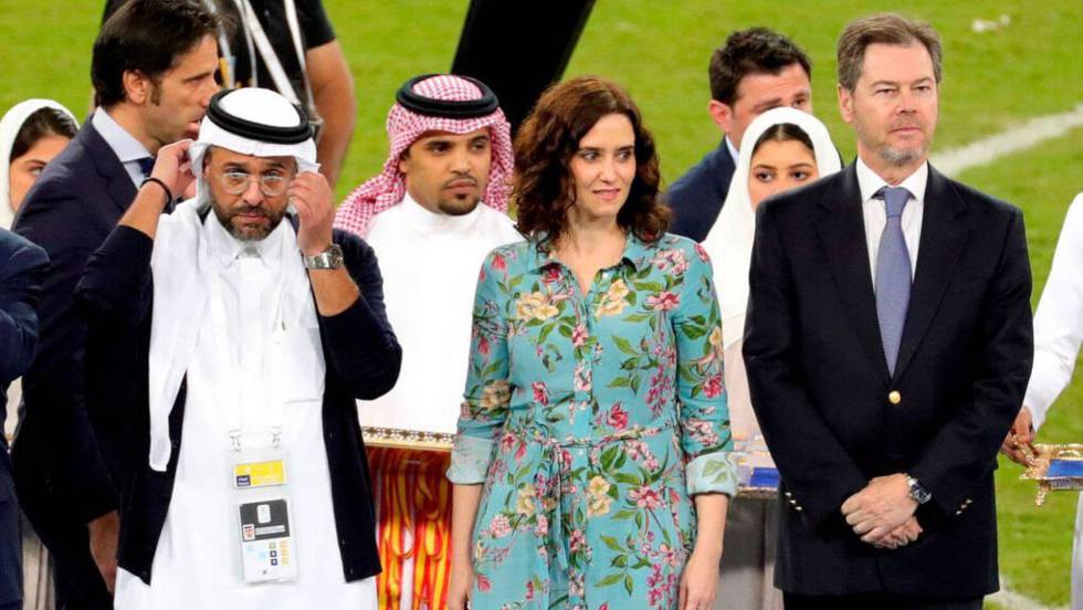 Ahmed Al Mohtaseb, vicepresidenta de Sela Sports, Isabel Díaz Ayuso y Álvaro Iranzo Gutiérrez, embajador de España en Arabia Saudí, en la entrega de trofeos.