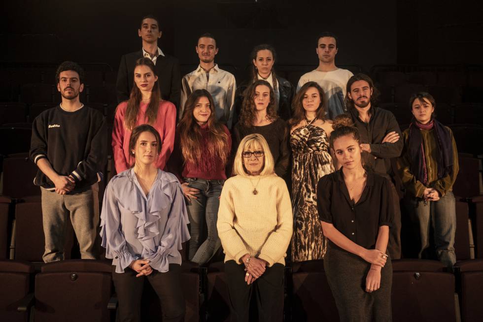 Cristina Rota (abajo en el centro) con los alumnos de último curso de su escuela