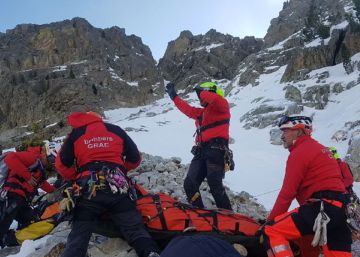 Seis montañeros heridos al caer por un desnivel en el Pirineo catalán