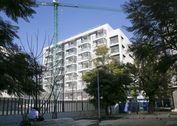 Només 13 edificis públics de Colau estan en obres