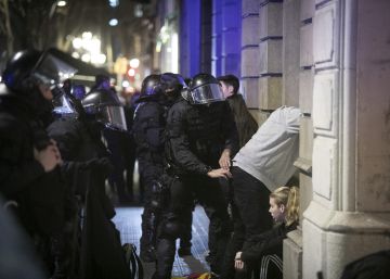 Manifestantes independentistas causan incidentes aislados tras el pleno del Parlament