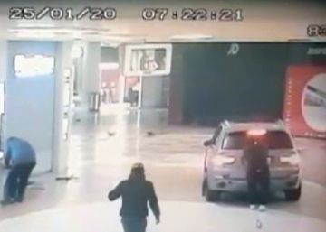 Varios encapuchados irrumpen con un coche en el centro comercial de Xanadú en un robo de película