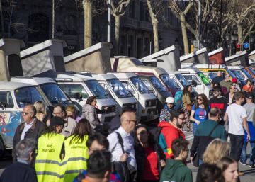 Coches, motos y ‘furgos’ que no podrán circular por Barcelona toman el paseo de Gràcia Coches, motos y ‘furgos’ que no podrán circular por Barcelona toman el paseo de Gràcia