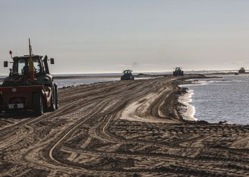 Amb llanxa a les salines del Delta