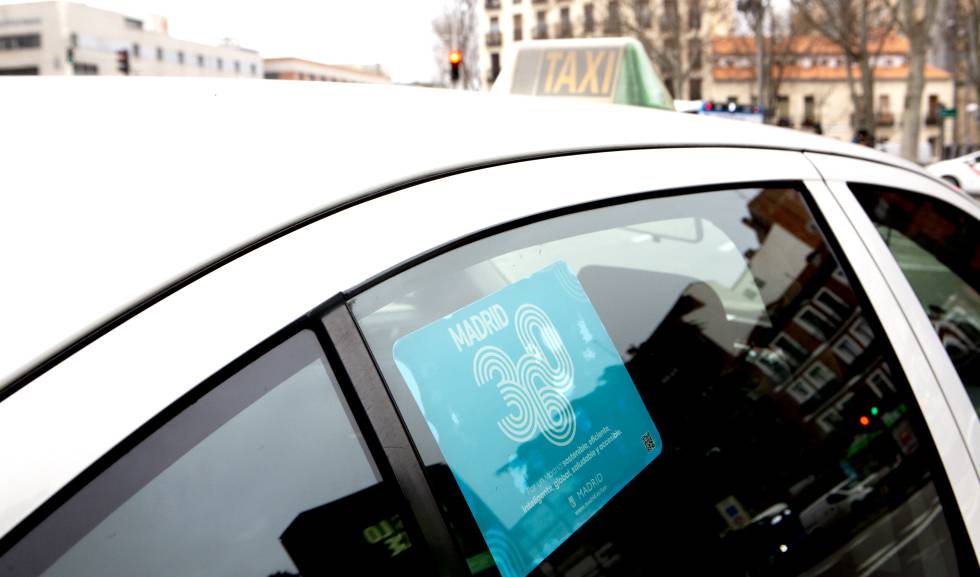 Un taxi con la publicidad de Madrid 360.