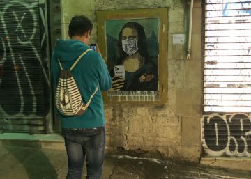 El artista TVBoy pinta a la Gioconda con mascarilla en el Mobile