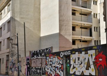 Este edificio de viviendas sociales lleva 10 años acabado y cerrado