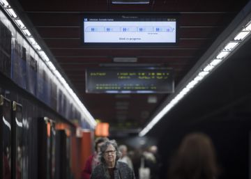 El metro de Barcelona muestra en los andenes el nivel de ocupación de los vagones El metro de Barcelona muestra en los andenes el nivel de ocupación de los vagones