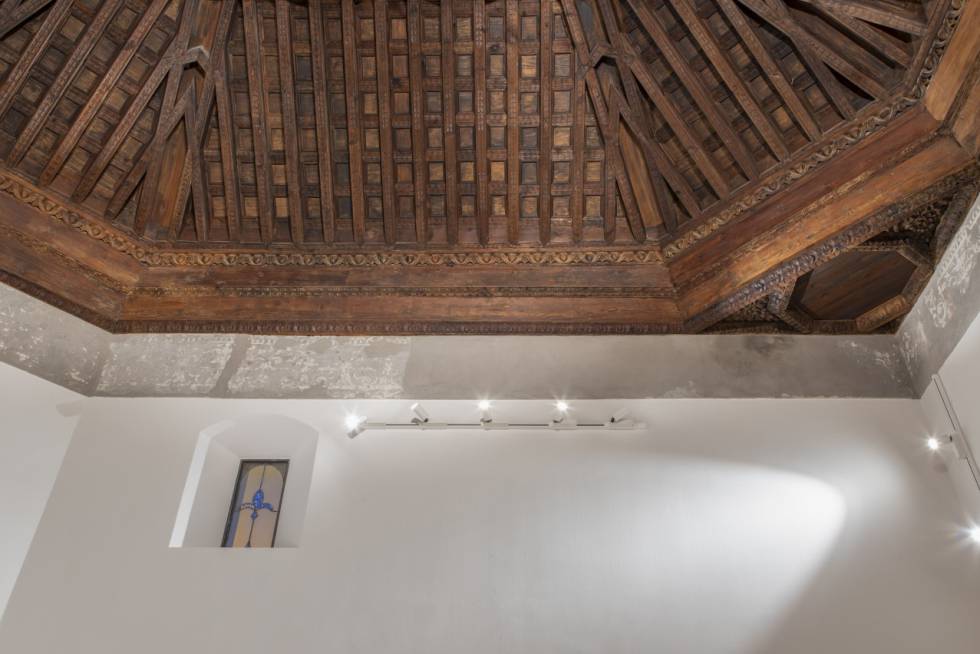 Restaurado el artesonado secreto tras el falso techo de Santa María la Blanca