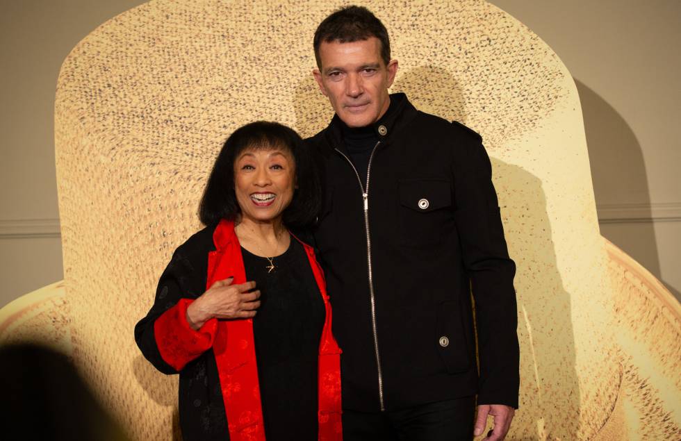 Antonio Banderas a l'estrena de 'A Chorus Line' amb Baayork Lee, moments abans de l'estrena.