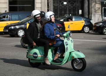 La moto compartida desata una guerra por las licencias en Barcelona La moto compartida desata una guerra por las licencias en Barcelona