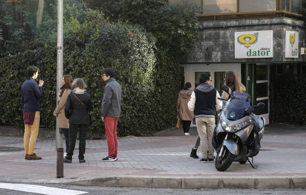 El Defensor del Pueblo exige al Gobierno que impida el acoso a las mujeres que van a abortar
