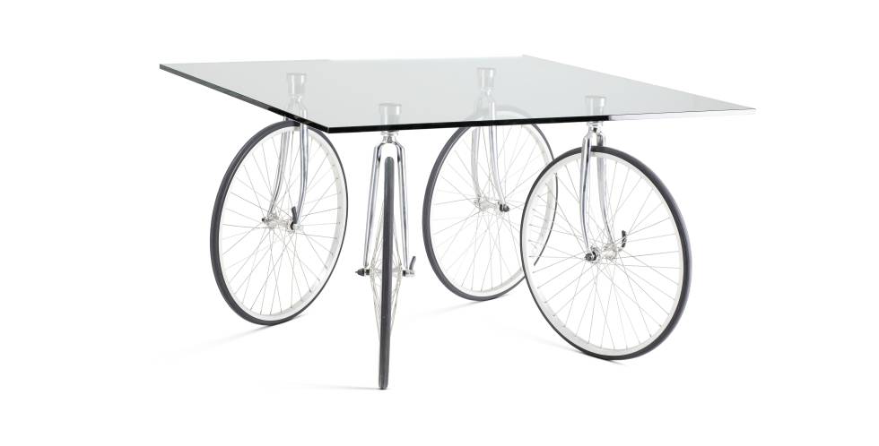 Taula 'Tour' que Gae Aulenti va crear amb quatre potes en forma de roda de bicicleta el 1993.
