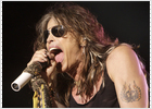 Steven Tyler hospitalizado tras caerse del escenario