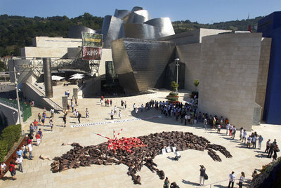 FOTOGALERIA: Activistas antitaurinos protestan en Bilbao formando un toro con cuerpos humanos