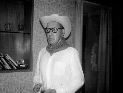 FOTOGALERIA: Juan Carlos Onetti disfrazado de vaquero en su casa de Avenida de América, 31, de Madrid.