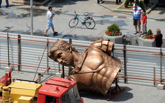 Fragmento de la estatua que se está levantando en Skopje