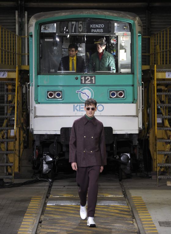 Un modelo desfila con una propuesta de Kenzo para la temporada otoñoinvierno 2012-2013.
