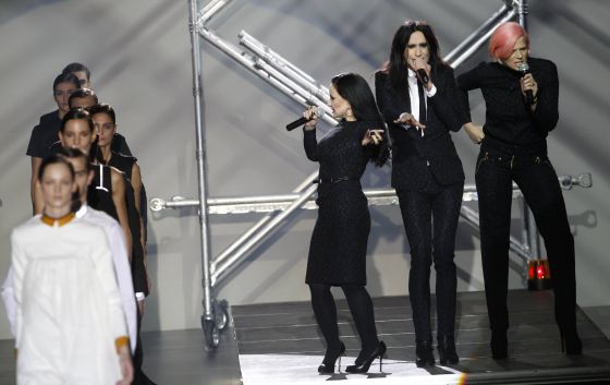 Mario Vaquerizo, Bimba Bosé y Alaska, durante el desfile de Davidelfín.