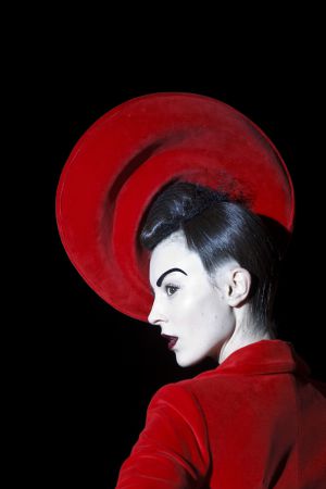 Una modelo luce un diseño de Maya Hansen Una modelo luce un diseño de Maya Hansen