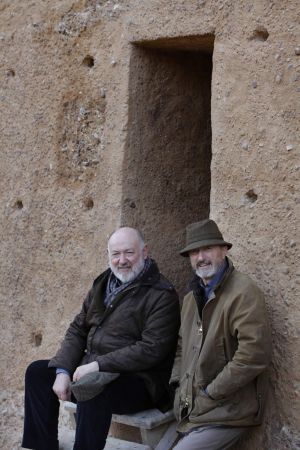 Eslava Galán y Pérez-Reverte junto al castillo de Baños de la Encina.