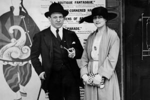 Picasso con su esposa Olga en Leicester Square en 1919