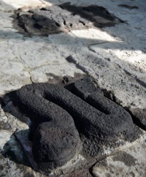 Otra de las lápidas frente al Templo Mayor.