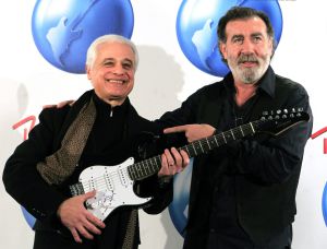 Roberto Medina (izda.), posa en Madrid junto a Pino Sagliocco, de Live Nation