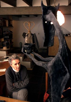 La fallecida Leonora Carrington, en su estudio de México D. F. en 2000.
