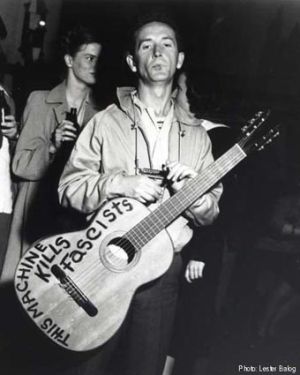 El músico estadounidense Woody Guthrie