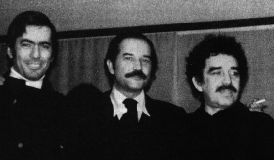 El escritor mexicano Carlos Fuentes, en el centro de la imagen, junto al peruano Mario Vargas Llosa y el colombiano Gabriel García Márzquez., en un acto sin fechar.