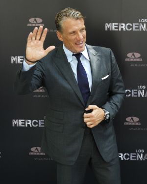 Dolph Lundgren saluda a los fotógrafos en Madrid