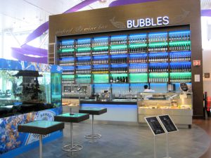 Bar de mariscos, vinos y champán en el aeropuerto holandés de Schiphol.