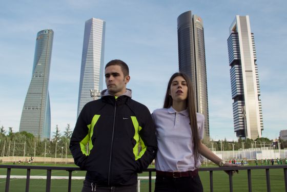El valenciano Carlos Sáez, de 24 años, y la madrileña Claudia Mate, de 27, artífices de Cloaque, fotografiados en Madrid. El valenciano Carlos Sáez, de 24 años, y la madrileña Claudia Mate, de 27, artífices de Cloaque, fotografiados en Madrid.