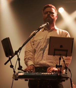 Mugison en el Sónar con un instrumento de su propia invención.