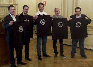 El director del Basque Culinary Center, Joxe Mari Aizega, junto a los cocineros que han participado en la presentación de la gira mundial. De izquierda a derecha, Paco Morales, Paco Roncero, Paco Pérez y Marcos Morán.