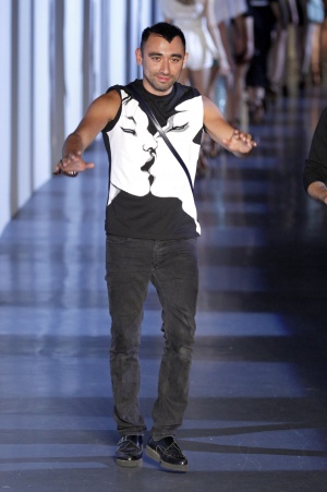 Nicola Formichetti saluda al final del desfile de Mugler de esta primavera.